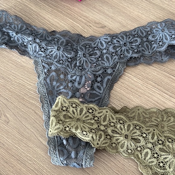 VS Thongs - Picture 2 of 3